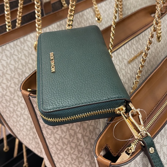 Michael Kors Large Leather Smartphone Wristlet Wallet Phoneholder
Racing Green - Picture 14 of 16